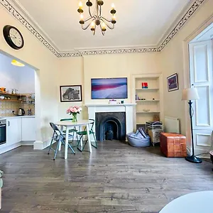 https://open-plan-2-bed-apt-near-edinburgh-castle.edinburghhotelsuk.org