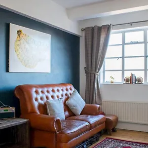 Appartement Beautifully Decorated Contemporary 2 Bedroom Flat